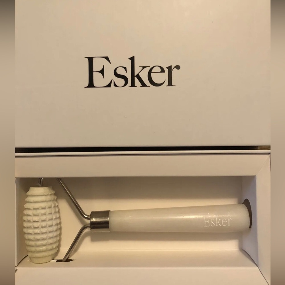 Esker Beauty Allover Jade Roller + Firming Oil - New